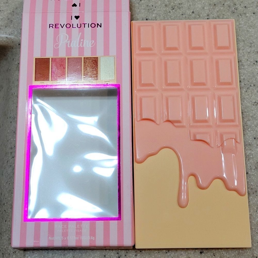 I ❤️ REVOLUTION PRALINE HIGHLIGHTER PALETTE